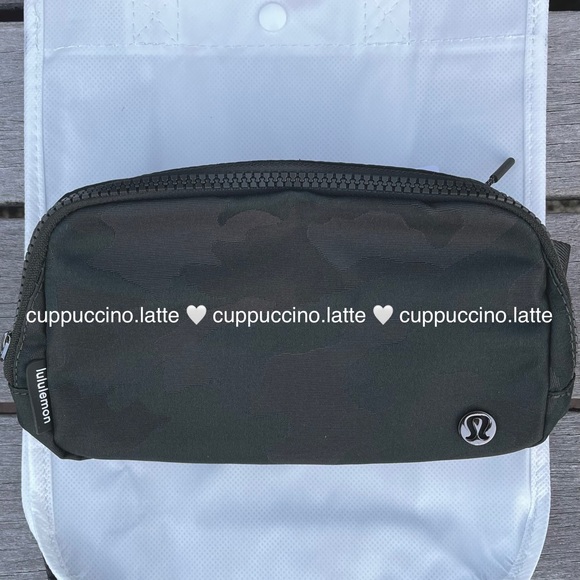 🌲NWT🤎Lululemon Athletica Everywhere Belt Bag in ‘Heritage Camo’ Green - Picture 2 of 13